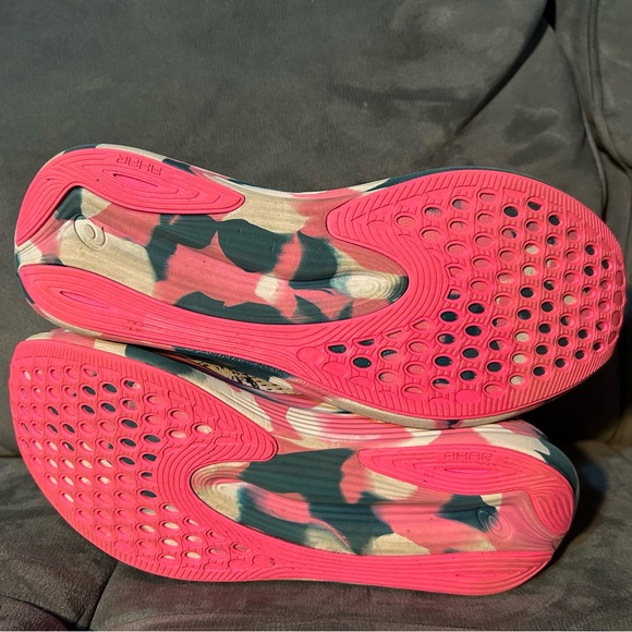 Vibrant Pink Athletic Shoes with Breathable Mesh and Cushioned Midsole - Picture 6 of 6